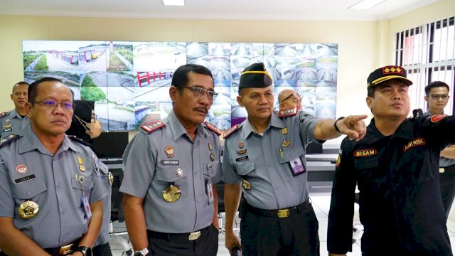 Kakanwil Kemenkumham Sulsel Liberti Sitinjak saat melakukan kunjungan kerja dalam rangka studi tiru di Lapas Khusus Kelas IIA Karangayar Nusakambangan, Jawa Tengah, Senin (18/09/2023). (Dok. Humas Kanwil Kemenkumham Sulsel)