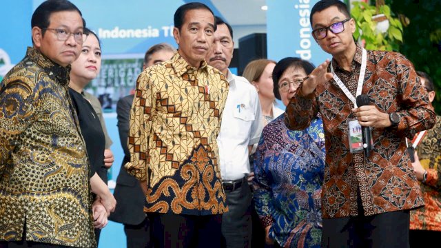 Direktur Utama PLN Darmawan Prasodjo saat menjelaskan terkait program PLN pada kegiatan COP28 di Dubai nanti dihadapan Presiden RI Joko Widodo, pada Festival Lingkungan, Iklim, Kehutanan, Energi Baru Terbarukan (LIKE) di Indonesia Arena, Senayan, kemarin. (Dok. Humas PLN UIP Sulawesi)