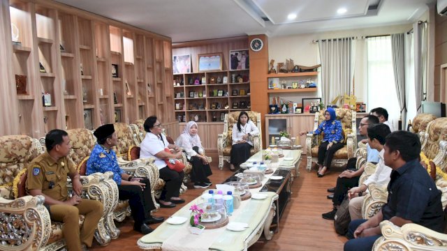 Bupati Luwu Utara Indah Putri Indriani saat menemui Tim Balai Prasarana Permukiman Wilayah Sulawesi Selatan (BPPW Sulsel) di ruang kerjanya. Senin 18/09/2023