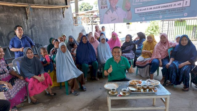 Syamsu Rizal (Deng Ical), bersama warga Kecamatan Galesong Utara, Kabupaten Takalar. (Istimewa)