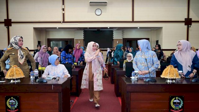 Pj Ketua PKK Sulsel Sofha Marwah Bahtiar, saat menggelar silaturahmi dengan ketua PKK Kabupaten dan Kota se-Sulsel, Senin (18/09/2023). (Istimewa)