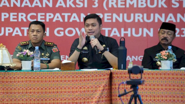 Bupati Gowa Adnan Purichta Ichsan didampingi Wakilnya Abd Rauf Malaganni saat memberikan arahan di sela-sela menutup Rapat Koordinasi Lintas Sektor Pelaksanaan Aksi 3 (Rembuk Stunting) Kabupaten Gowa Tahun 2023, di Padi Valley, Kecamatan Pattallassang, kemarin. (Dok. Humas Gowa)