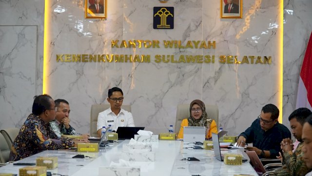 Kanwil Kemenkumham Sulsel bersama Direktorat Jenderal (Ditjen) HAM menggelar Diskusi Publik bertajuk "Evaluasi Penyelesaian Non Yudisial Pelanggaran HAM Berat" di Aula Kanwil Kemenkumham Sulsel, kemarin. (Dok. Humas Kanwil Kemenkumham Sulsel) 