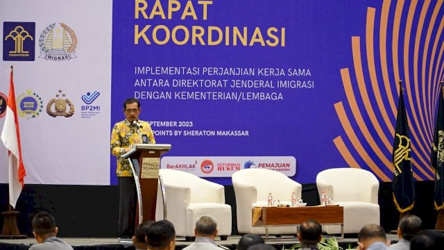Kakanwil Kemenkumham Sulsel Liberti Sitinjak saat membuka Rapat Koordinasi Implementasi Perjanjian Kerjasama antara Ditjen Imigrasi dengan Kementerian/Lembaga, di Four Points Hotel Makassar, Kamis (21/09/2023). (Dok. Humas Kanwil Kemenkumham Sulsel)