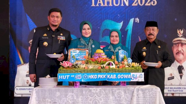Bupati Gowa Adnan Purichta Ichsan bersama Wakilnya Abd Rauf Malaganni dan Ketua TP PKK Kabupaten Gowa Priska Pramita Adnan bersama Wakilnya Mussadiyah Rauf saat menghadiri Peringatan Hari Kesatuan Gerak (HKG) PKK Ke-51 Tingkat Kabupaten Gowa, di Mall Phinisi Point Makassar, kemarin. (Dok. Humas Gowa)