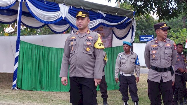 Kapolres Ende, AKBP Joni Mahardika, saat tiba di Mapolsek Wolowaru. (Istimewa)