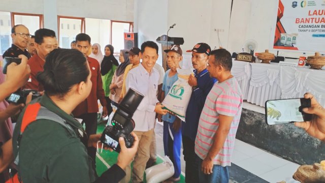 Bupati Wakatobi, Haliana, menyerahkan secara simbolis bantuan pangan CBP kepada warga penerima di Aula Kecamatan Wangi-wangi. (Istimewa)
