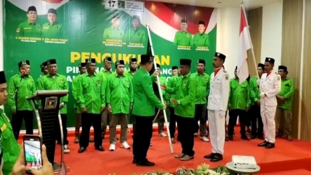 Ketua DPW Partai PPP Sultra, Andi Sumangeruka, saat mengukuhkan pengurus PAC di Kabupaten Muna, Kamis (21/09/2023). (Foto: Rustam / Republiknews.co.id)