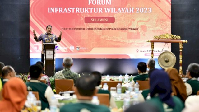 Pj Gubernur Sulsel Bahtiar Baharuddin, memberikan sambutan saat Forum Infrastruktur Wilayah 2023, Kamis (21/09/2023). (Istimewa)
