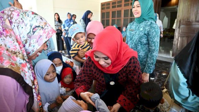 Sofha Marwah Bahtiar, yang langsung menemui anak-anak stunting yang didampingi PKK Bulukumba, yang juga dihadirkan di Rumah Jabatan Bupati Bulukumba, menyambut kedatangan Sofha Marwah Bahtiar bersama Pj Gubernur Sulsel Bahtiar Baharuddin, Jumat (22/09/2023). (Istimewa)