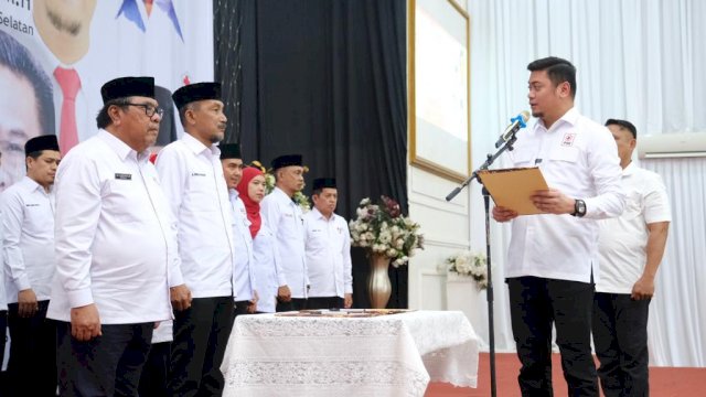 Ketua PMI Sulsel Adnan Purichta Ichsan saat melantik Andi Muzakkar (Cakka) sebagai Ketua PMI Luwu, dan Haidir Basir sebagai Ketua PMI Palopo, di Merdeka Convention Hall, Kota Palopo, kemarin. (Dok. Humas Gowa)