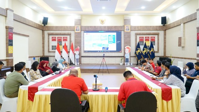 Panitia Seleksi CASN dan PPPK lingkup Kanwil Kemenkumham Sulsel saat mengikuti Rapat Persiapan Verifikasi Dokumen Unggah secara daring, di Aula Bhinneka Tunggal Ika, Kanwil Kemenkumham Sulsel, kemarin. (Dok. Humas Kanwil Kemenkumham Sulsel)