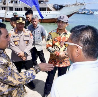 Pemprov Sulsel Serahkan Bantuan 8 Unit Kapal Nelayan di Bulukumba