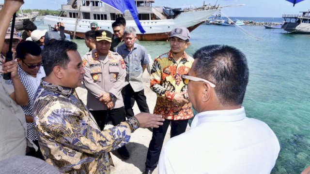 Pemprov Sulsel Serahkan Bantuan 8 Unit Kapal Nelayan di Bulukumba