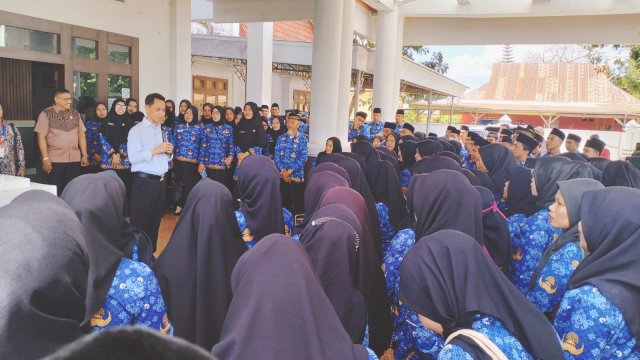 Bupati Wakatobi, Haliana, saat memberikan arahan kepada 239 PPPK di depan Sekretariat Daerah, Jumat (22/09/2023). (Istimewa)