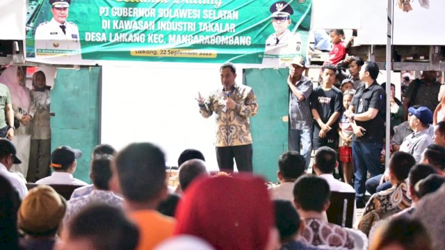 Pj Gubernur Sulsel Bahtiar Baharuddin, memberikan sambutan saat mengunjungi Kawasan Industri Takalar, Jumat (22/09/2023). (Istimewa)