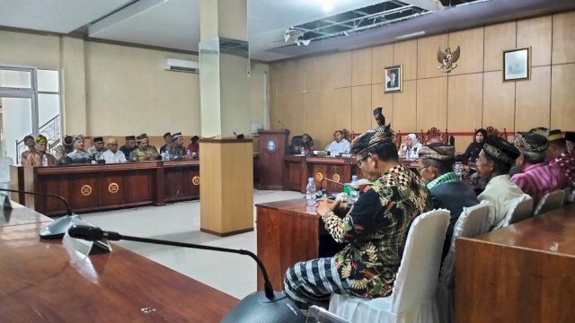 Empat Kadie Sara melangsungkan Rapat bersama Anggota DPRD Wakatobi, Jumat (22/09/2023). (Foto: Gayus Irawadi / Republiknews.co.id)