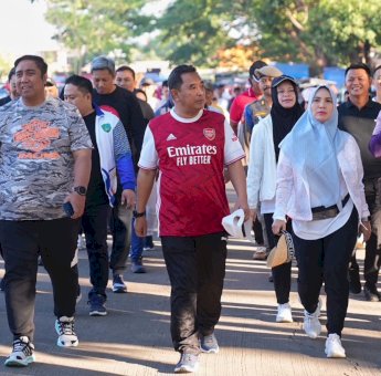 Jalan Sehat di GOR Sudiang bersama Istri, Pj Gubernur Bahtiar: Fasilitas Olahraga Harus Dimaksimalkan