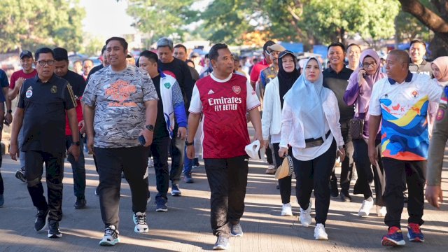 Jalan Sehat di GOR Sudiang bersama Istri, Pj Gubernur Bahtiar: Fasilitas Olahraga Harus Dimaksimalkan
