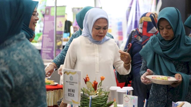 Wakil Ketua Tim Penggerak PKK Kabupaten Gowa Mussadiyah Rauf saat meninjau Lomba Cipta Menu Beragam Bergizi Seimbang dan Aman (B2SA) dan Lomba Memasak Menu Serba Ikan, di Atrium London, Phinisi Point Mall Makassar, kemarin. (Dok. Humas Gowa)