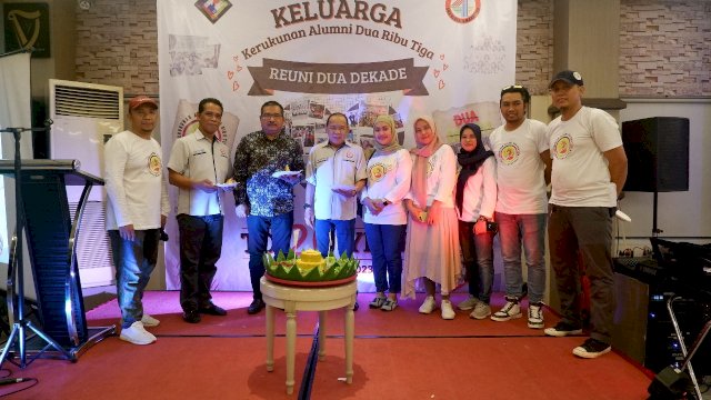 Alumni SMA Negeri 4 (Smapat) Makassar Tahun 2003 saat menggelar Reuni 2 Dekade, di WThree Premier Hotel Makassar, kemarin. (Dok. Alumni 2023 SMAPAT Makassar)