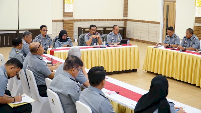 Kakanwil Kemenkumham Sulsel Liberti saat memimpin rapat bersama jajarannya di Aula Bhineka Tunggal Ika, Kanwil Kemenkumham Sulsel, Senin (25/09/2023). (Dok. Humas Kanwil Kemenkumham Sulsel)