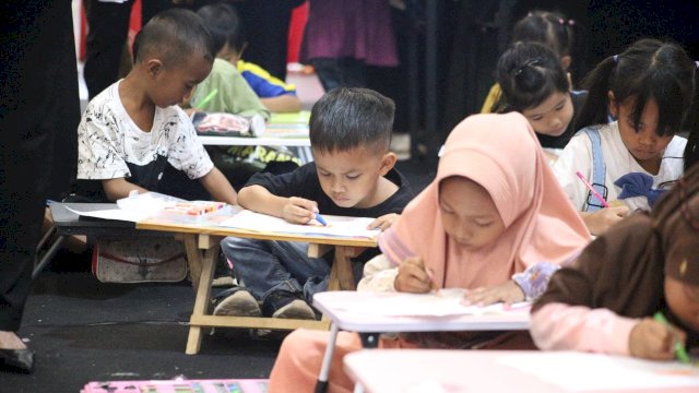Puluhan siswa dari sekolah TK hingga SD di wilayah Kabupaten Gowasaat mengikut Lomba Mewarnai Peringatan Hari Kesatuan Gerak (HKG) Ke-51 Kabupaten Gowa, di Atrium London, Phinisi Point Mall Makassar, kemarin. (Dok. Humas Gowa)