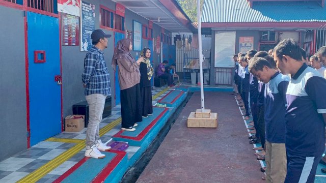 Tenaga Kesehatan Rutan Malino saat memberikan penyuluhan kesehatan kepada warga binaan tentang pentingnya menjaga kesehata gigi dan mulut. (Dok. Humas Kanwil Kemenkumham Sulsel)