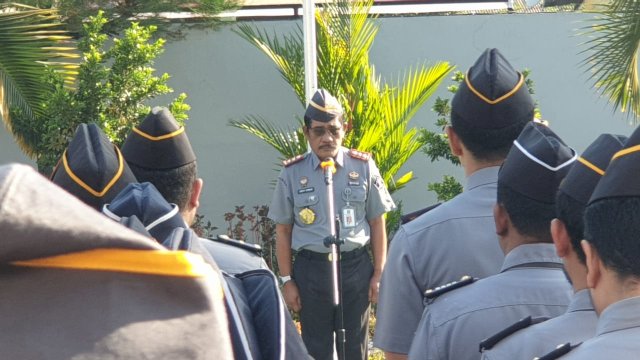 Kakanwil Kemenkumham Sulsel Liberti Sitinjak saat memberikan arahan di sela-sela memimpin Apel Pagi, di Halaman Kanwil Kemenkumham Sulsel, Senin, (25/09/2023). (Dok. Humas Kanwil Kemenkumham Sulsel)