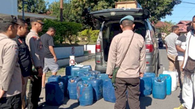 Barang bukti minuman keras yang diamankan di Mapolres Ende. (Istimewa)