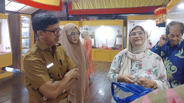 Kadisparbud Gowa Tenriwati Tahri didampingi Kabid Kebudayaan Disparbud Gowa Ikbal Thiro saat menerima kunjungan Guru besar dan akademisi ilmu hukum di University of the Western Cape, Afrika Selatan Prof Najma Moosa, di Musuem Balla Lompoa, Juni 2023 lalu. (Dok. Chaerani/Republiknews.co.id)
