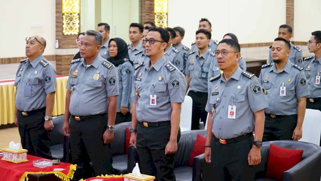 Jajaran pejabat Kanwil Kemenkumham Sulsel saat menyaksikan Pelantikan dan Pengambilan Sumpah Pejabat Pimpinan Tinggi Pratama dan Pejabat Fungsional Ahli Utama Kemenkumham RI secara daring, di Aula Bhinneka Tunggal Ika, Kanwil Kemenkumham Sulsel, Senin, (25/09/2023). (Dok. Humas Kanwil Kemenkumham Sulsel)