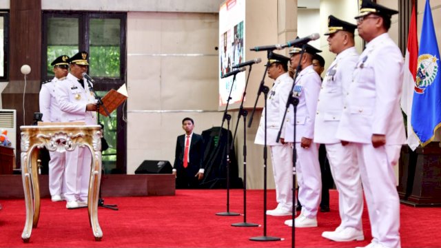 Pj Gubernur Sulsel Bahtiar Baharuddin, saat melantik empat Pj Bupati dan Wali Kota, Selasa (26/09/2023). (Istimewa)