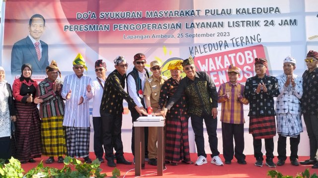 Bupati Wakatobi, Haliana, dan GM PLN Persero Sulsel Rabar, Moch Andy Adcha Mineordin saat tombol sirine persemian pengoperasian pelayanan listrik 24 jam Kaledupa. (Istimewa)