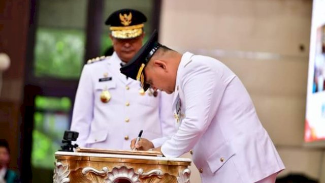 Penjabat Bupati Sinjai Fahsul Falah, saat menandatangani SK Pelantikan, Selasa (26/09/2023). (Istimewa)