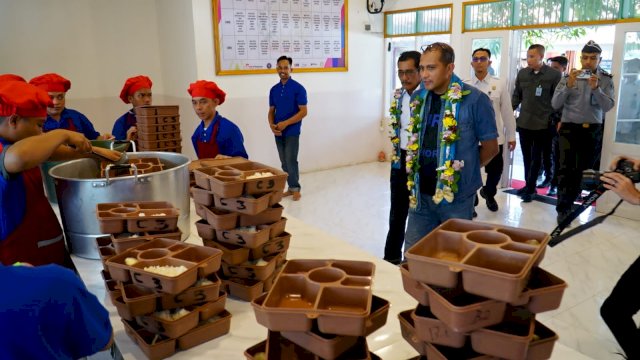 Kakanwil Kemenkumham Sulsel Liberti Sitinjak saat mendampingi Wamenkumham RI Prof. Eddy O.S Hiariej di sela-sela melakukan kunjungan kerja di LPKA Maros dan Rutan Pangkep, Rabu, (27/09/2023). (Dok. Humas Kanwil Kemenkumham Sulsel)