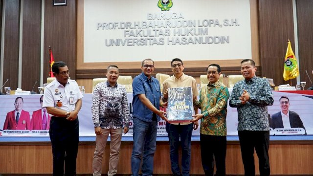 Kakanwil Kemenkumham Sulsel Liberti Sitinjak (kiri) saat menghadiri peluncuran buku Dasar-Dasar Ilmu Hukum yang ditulis Wamenkumham RI Prof Eddy O.S Hiariej bersama Ahli Hukum Tatanegara Universitas Gajahmada, Zainal Arifin Mochtar, di sela-sela Kuliah Umum Fakultas Hukum, Unhas, di Aula Baharuddin Lopa Unhas, Rabu, (27/09/2023). (Dok. Humas Kanwil Kemenkumham Sulsel)