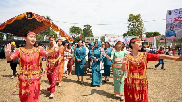 Pj Ketua Tim Penggerak PKK Sulsel Sofha Marwah Bahtiar, saat membuka Peringatan HKG Ke-51 dan Jambore PKK Kabupaten Tana Toraja, Rabu (27/09/2023). (Istimewa)
