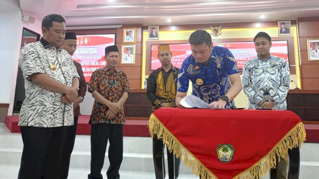 Bupati Gowa Adnan Purichta Ichsan saat melakukan Penandatanganan Bersama Naskah Perjanjian Hibah Daerah (NPHD) antara KPU Kabupaten Gowa dan Pemkab Gowa, serta Bawaslu Gowa dan Pemkab Gowa disaksikan Pj Gubernur Sulsel Bahtiar Baharuddin (kiri), di Baruga Karaeng Galesong, Kantor Bupati Gowa, Jumat, (29/09/2023). (Dok. Chaerani/Republiknews.co.id)