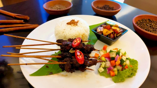 Sate Maranggi yang dibanderol dengan harga Rp55.000 nett/porsi menjadi salah satu menu-menu baru yang akan dihadirkan Aston Makassar sepanjang Oktober hingga Desember 2023 mendatang. (Dok. Aston Makassar)