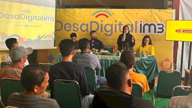 Indosat Ooredoo Hutchison (IOH) melalui brand IM3 saat memberikan pelatihan digital kepada sejumlah pelaku UMKM dibidang mebel pada program Desa Digital IM3 di Desa Manongkoki, Kabupaten Takalar, Sabtu, (30/09). (Dok. IOH)
