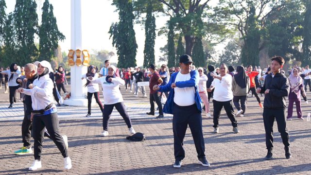Pj Gubernur Sulsel Bahtiar Baharuddin, saat mengikuti senam bersama pegawai Lingkup Pemprov Sulsel, Jumat (29/09/2023). (Istimewa)