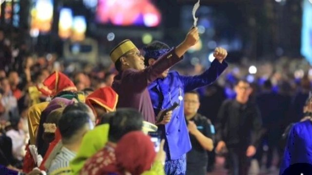 Suasana parade seni budaya sebagai rangkaian acara Rakernas&nbsp;APEKSI&nbsp;XVI di Makassar, Rabu (12/7/2023) malam. (Foto: Istimewa)
