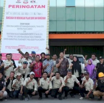 Tindaki Penunggak Pajak, Bapenda Makassar Pasang Stiker dan Baliho di Beberapa Kecamatan