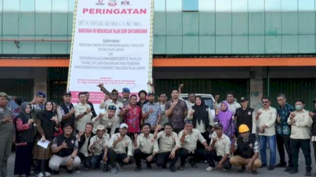 Bapenda Makassar memasang stiker dan baliho di beberapa kecamatan guna memberi peringatan kepada penunggak pajak. (Foto: Istimewa)