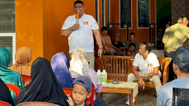 Bakal calon anggota legislatif (bacaleg) Partai Gerindra DPR RI Dapil Sulsel I, Anhar Rahman saat mengunjungi korban kebakaran di Bisappu, Bantaeng, Jumat (1/9/2023). (Foto: Istimewa)