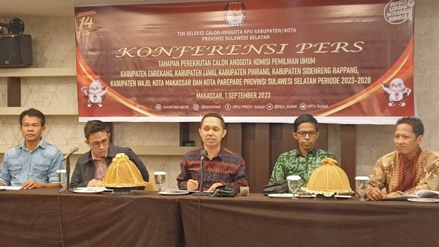 Tim seleksi calon anggota KPU di tujuh daerah di Sulawesi Selatan menggelar konferensi pers terkait tahapan pendaftaran di Hotel Claro, Jalan AP Pettarani, Makassar, Jumat (1/9/2023). (Foto: Istimewa)
