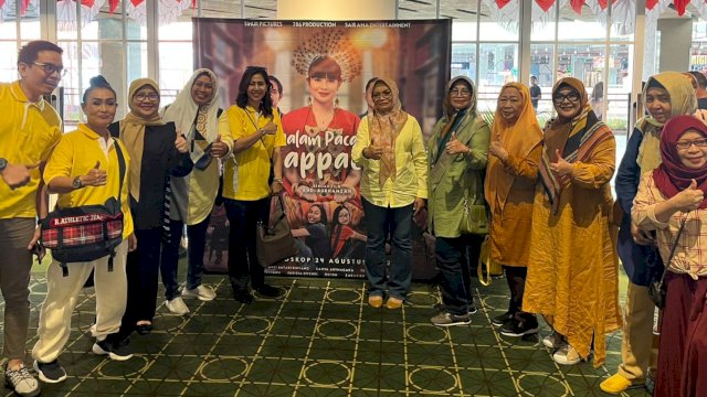 Ketua DPD II Golkar Bantaeng, Liestiaty Fachruddin Nurdin Abdullah menyempatkan diri menyaksikan film layar lebar karya anak muda Sulsel, yakni Film Mappacci. (Foto: Istimewa)