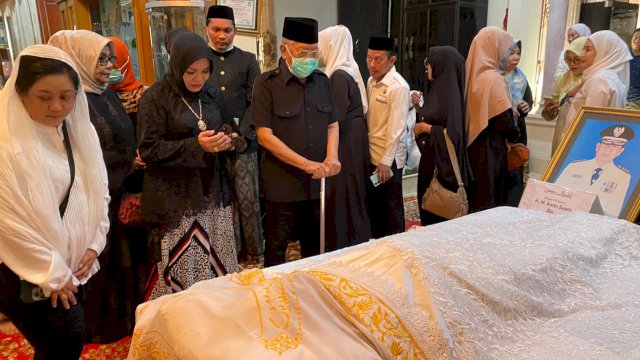 Ketua DPD II Golkar Bantaeng, Liestiaty Fachrudin Nurdin Abdullah saat melayat di kediaman pribadi HM Amin Syam di Jalan Pandang Raya, Makassar, Sabtu (2/9/2023). (Foto: Istimewa)