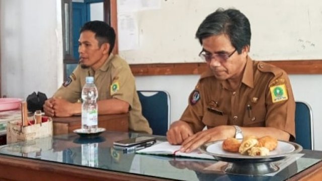 Kepala Sekolah UPTD SMPN 24 Sinjai yang baru, Muslimin (kanan) bersama mantan Plt Kepala Sekolah UPTD SMPN 24 Sinjai, Muhammad Hidayat. (Foto: Istimewa)